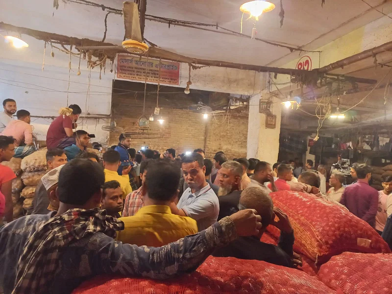 Traders are seen exchanging heated arguments at onion warehouses in Karwan Bazar in Dhaka on 9 December 2023.