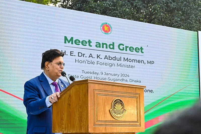 Foreign minister AK Abdul Momen exchanges views with foreign envoys, polls observers and newspersons at Foreign Service Academy in Dhaka on 9 January in 2024