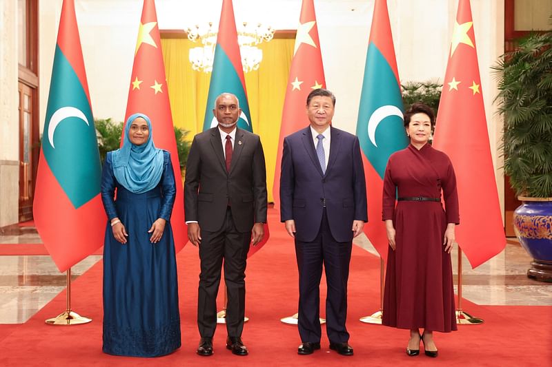 The photo taken on 10 January, 2024 shows Maldives’ President Mohamed Muizzu (2nd L), his wife Sajidha Mohamed (L), Chinese President Xi Jinping (2nd R) and his wife Peng Liyuan posing for photos during a welcome ceremony at the Great Hall of the People in Beijing