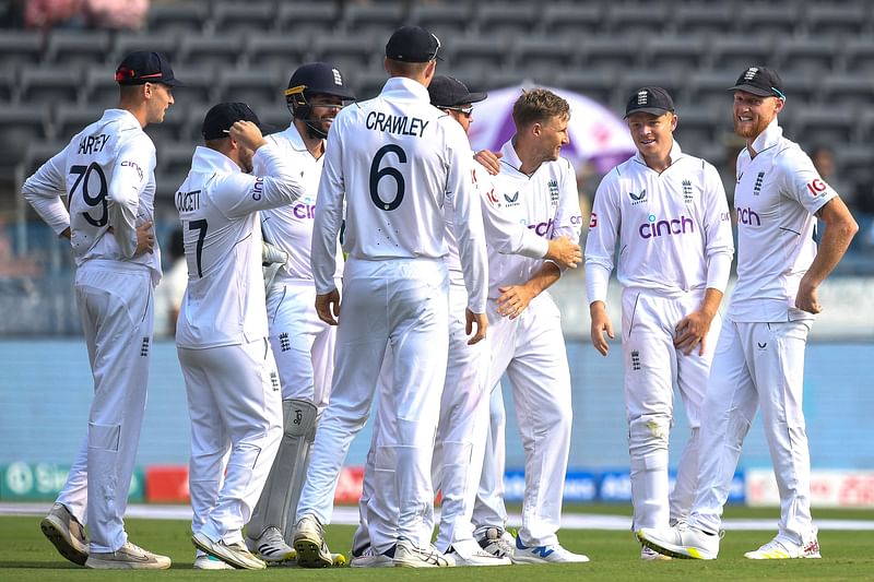 Englands Joe Root (C) celebrates with teammates after the dismissal of Indias Yashasvi Jaiswal during the second day of the first Test cricket match between India and England at the Rajiv Gandhi International Stadium in Hyderabad on 26 January, 2024