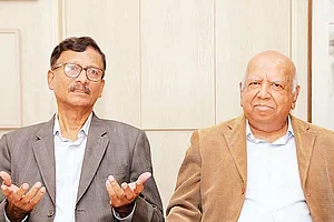 Former foreign secretary Touhid Hossain (L) and security analyst ANM Muniruzzaman (R) in an interview with Prothom Alo on Tuesday at the Prothom Alo office.