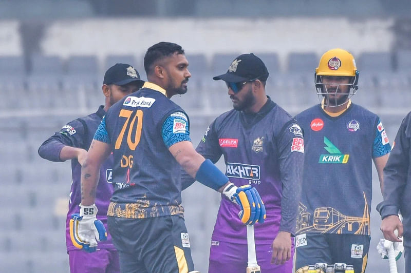 Durdanto Dhaka's Danushka Gunathilaka, who opened the innings, was forced to be retired hurt after he was struck by a short pitched delivery of pacer Al-Amin Hossain