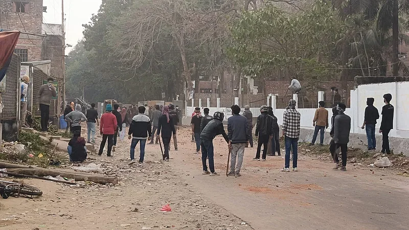 The leaders and activists of the two factions of the Chittagong University unit of Bangladesh Chhatra League are locked into a clash on the campus on 16 February in 2024