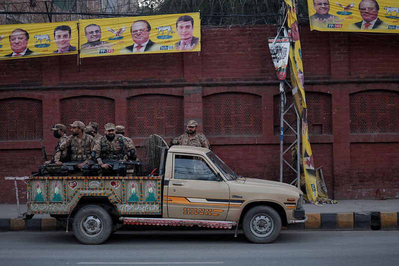 Pakistan votes amid polarisation, militant attacks and economic crisis Army personnel sit in a vehicle near a polling station on the day of the general election, in Lahore, Pakistan on 8 February, 2024