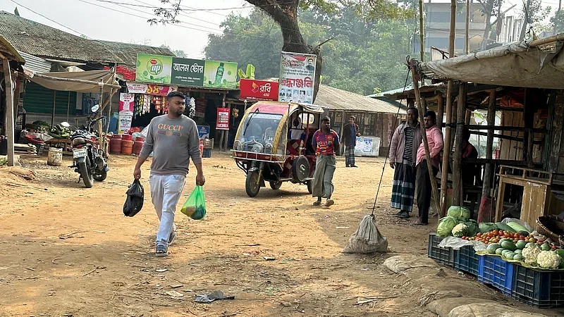 Presence of people at Betbuniya Bazar in Ghumdhum union increase after a few days. This photo is taken at around 9:45 am on 7 February in 2024