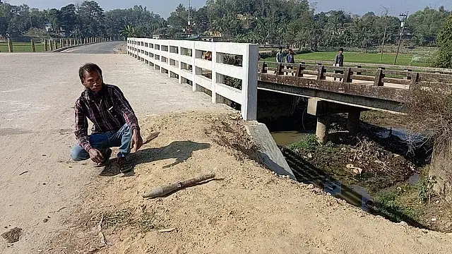 The mortal shell found at the Ghumdhum border of Naikhangchhari, Bandarban, has been kept at the Tumbru road. 9:00 am, Friday