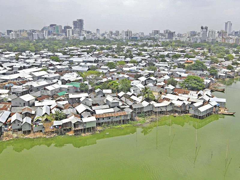 The photo shows an aerial view of the Korail slum in Banani, Dhaka.