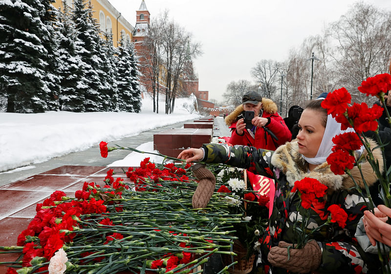 Maria Andreeva, whose husband was mobilised in October 2022 to join the Russian armed forces involved in a military campaign in Ukraine, lays flowers at the Tomb of the Unknown Soldier by the Kremlin wall along with other members of Russian women's movement "Way Home" demanding the return from the frontline of their husbands, sons and brothers, in Moscow, Russia, January 27, 2024