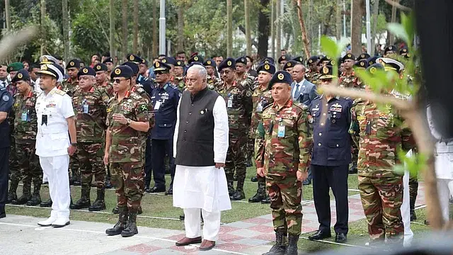 Home minister Asaduzzaman Khan and chiefs of three forces pay tributes to the martyrs of the Pilkhana carnage at the Banani military graveyard in the capital on Sunday morning