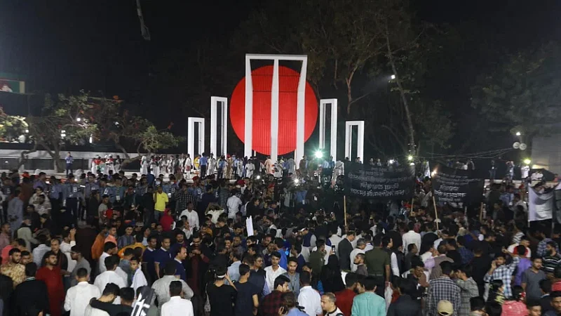 People gather at the Central Shaheed Minar to pay homage to the laguage martyrs during the early hours of 21 Febaruray