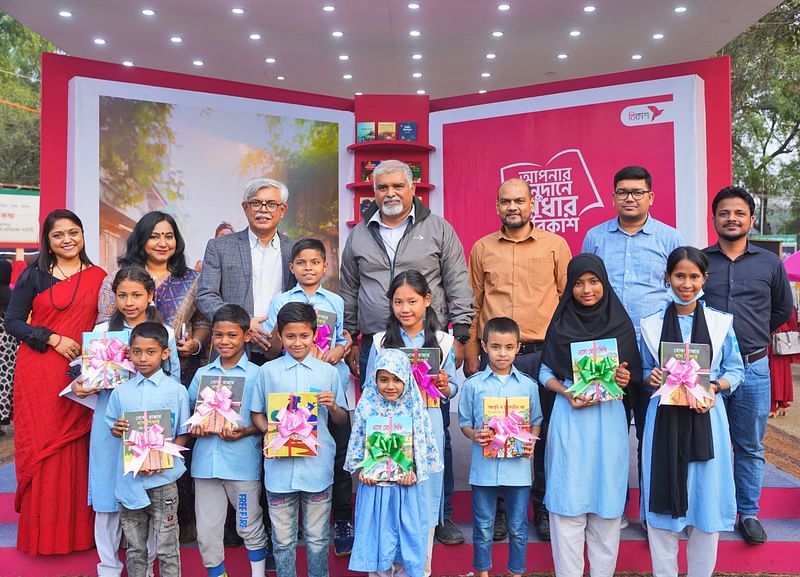 Prothom Alo managing editor and eminent writer Anisul Haque along with bKash’s chief marketing officer (CMO) Mir Nawbut Ali hands over donated books among underprivileged children at the Ekushey Book Fair.