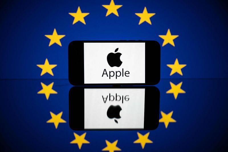 This picture taken on 27 April, 2023 in Toulouse, southwestern France, shows a screen displaying the Apple logo and the European flag