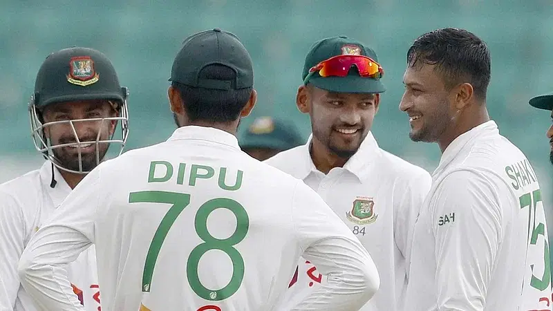 Bangladesh team celebrate a wicket of Sri Lanka