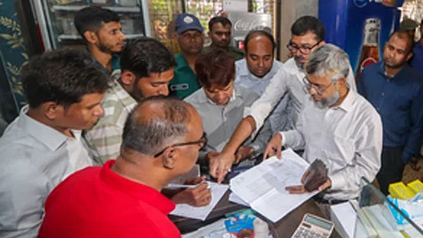 RAJUK raids restaurant in residential building. Officials check documents. Wednesday afternoon at Bar BQ Tonite in Dhanmondi of the capital