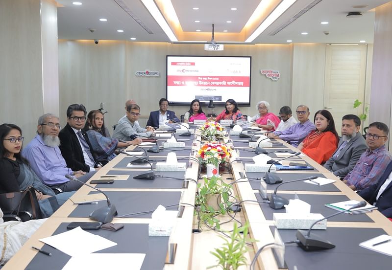 Participants at a roundtable hosted by the International Centre for Diarrheal Disease Research, Bangladesh (icddr,b) and Prothom Alo, in collaboration with Stop TB Partnership, marking the world tuberculosis day on Saturday.