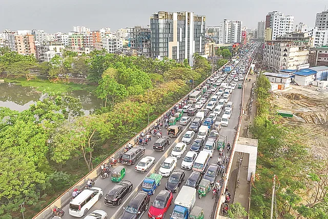 During the month of Ramadan, traffic pressure mounts on Dhaka streets from the afternoon. People leaving their working places remain stuck in traffic for an inordinately long time. Mouchak-Moghbazar flyover at 5:00 pm 21 March, 2024