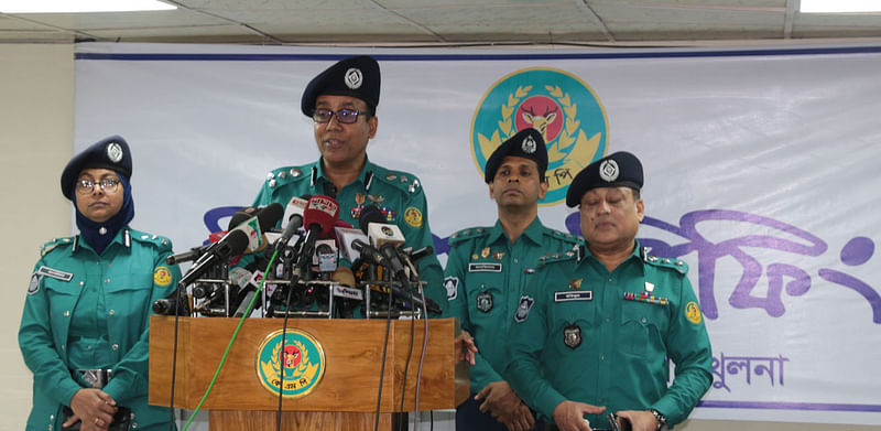 Khulna Metropolitan Police (KMP) commissioner Md Mozammel Haque addressing a press briefing at the KMP headquarters today, Wednesday.