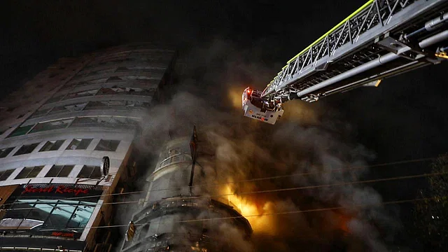 After the fire broke out, smoke enshrouded the entire building