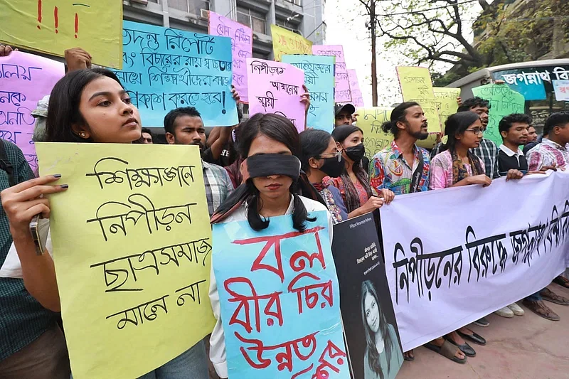 Jagannath University students demonstrating against violence