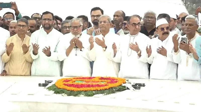 BNP secretary general Mirza Fakhrul Islam Alamgir and the party standing committee members pray at the grave of Ziaur Rahman