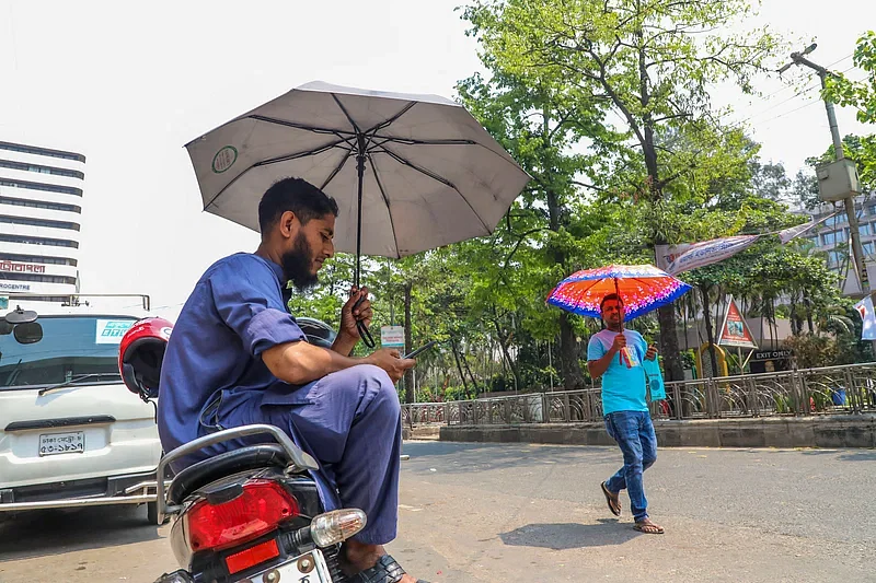 Hot summer weather causes sufferings in daily life. Photo taken from Karwan Bazar on 13 April, 2024.