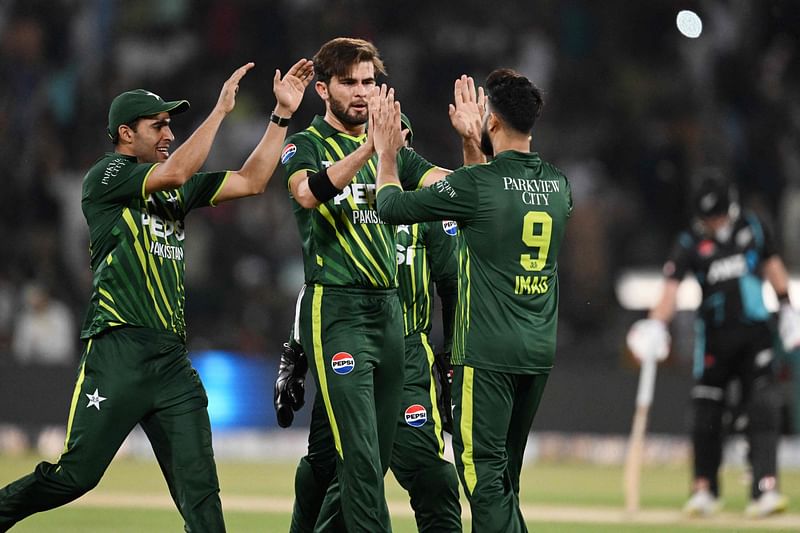 Pakistan's cricketers celebrate after the dismissal of New Zealand's Tom Blundell (not pictured) during the fifth and last Twenty20 international cricket match between Pakistan and New Zealand at the Gaddafi Cricket Stadium in Lahore on 27 April, 2024.