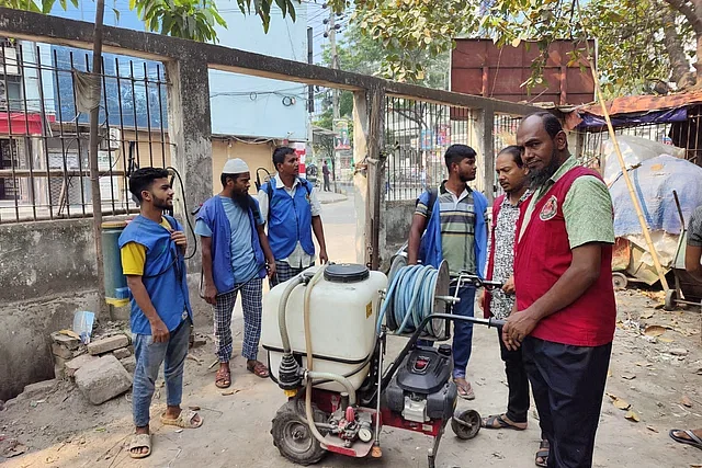 The mosquito eradication workers were getting ready for the work half an hour after the stipulated time