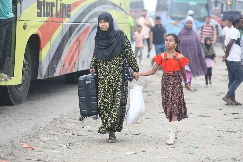 People leaving Dhaka to celebrate the Eid-ul-Fitr with their near and dear ones in village homes. THe photo was taken from Sign Board area on Dhaka-Chattogram highway in Narayanganj on 7 April, 2024