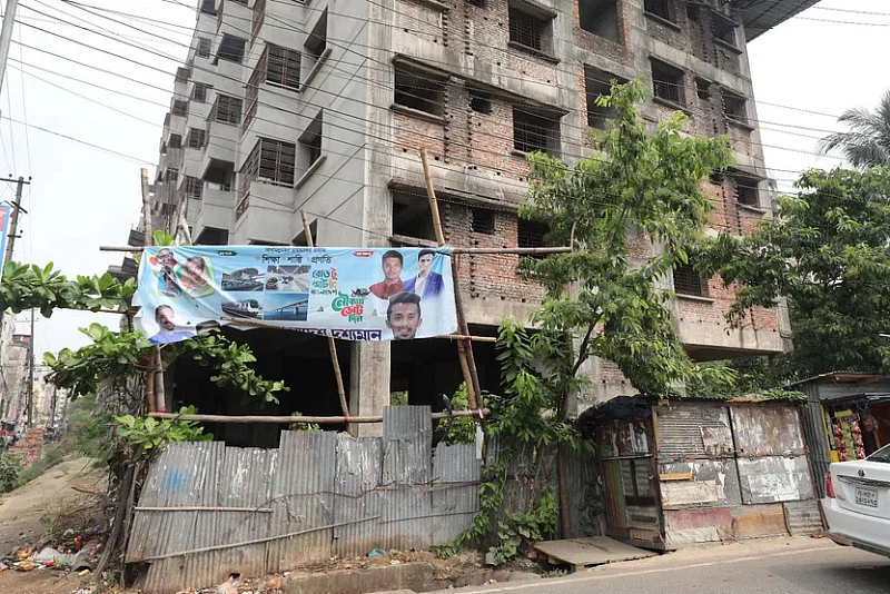 The 'torture cell' of the teen gang leader is on the ground floor of this under construction building of National Housing Authority in Chattogram city. Photo taken from west Firoz Shah area in ​​Akbar Shah police station on Tuesday afternoon.