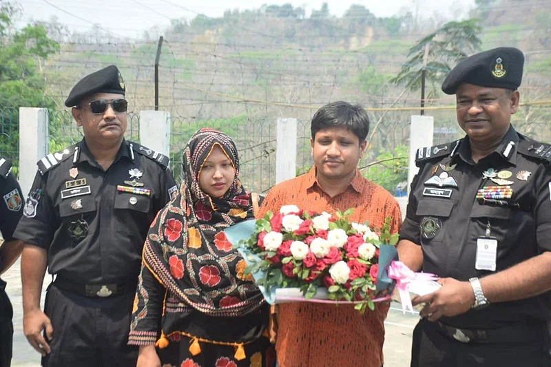 RAB members hands over Sonali Bank’s Ruma branch manager Nezam Uddin to his wife on 5 April, 2024