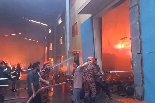 A devastating fire breaks out at Salam Jute Mill at Rusha in Khulna. 11 units of the fire service have been working to extinguish the fire.