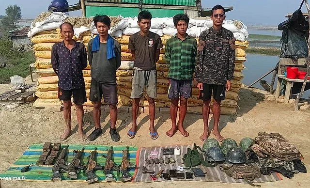 Members of Myanmar's BGP cross the rover Naf to take refuge in Teknaf