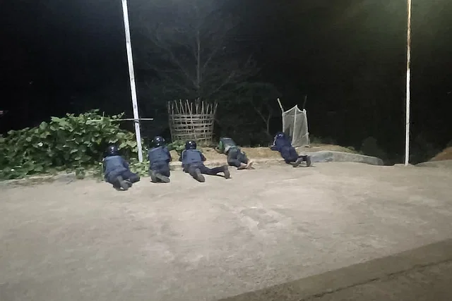 Members of the police force take position with arms to resist the armed groups