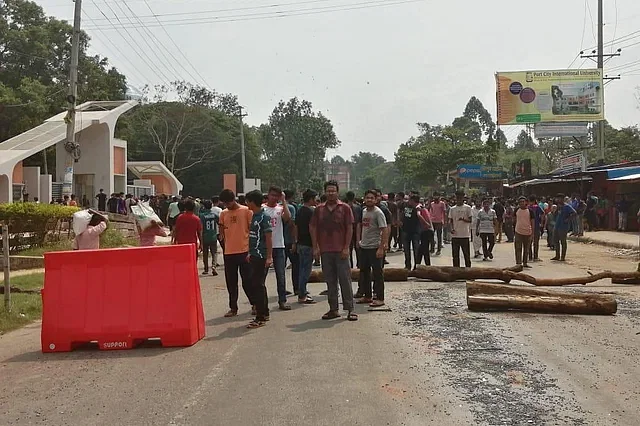 Students of Chattogram University of Engineering and Technology (CUET) started demonstration by blocking roads protesting against the death of two students on the campus at around 10:00am on Tuesday.