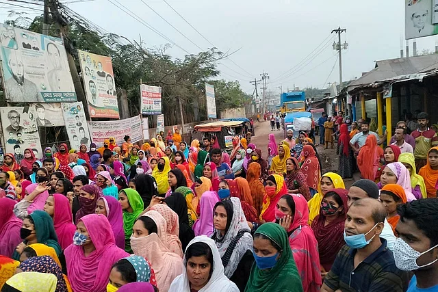 Readymade garment workers have blocked roads in Gazipur demanding arrears and Eid bonus. The picture was taken from the Jorun area of Konabari-Kashimpur on Monday morning.