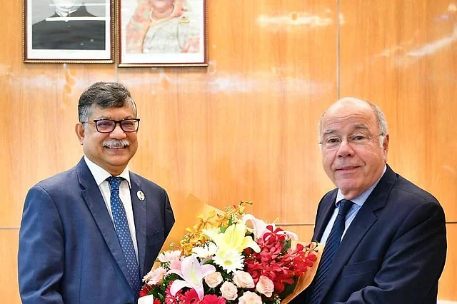 Brazil foreign minister Mauro Vieira arrives in Dhaka today, Sunday morning on a two-day visit with a message to strengthen relations with Bangladesh. Foreign secretary Masud Bin Momen welcomed him at the Shahjalal International Airport.