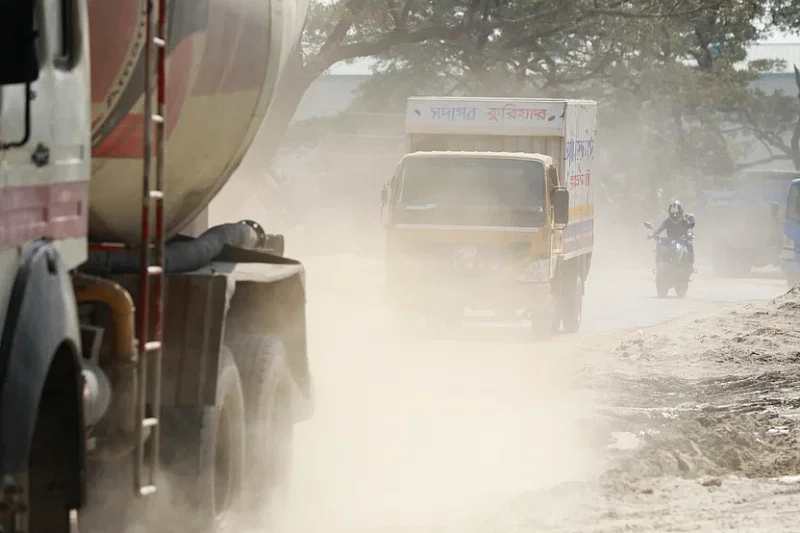 The air is polluted with dust. People on the street find it difficult to breath. Photo taken from Mirpur Beri Badh area recently.