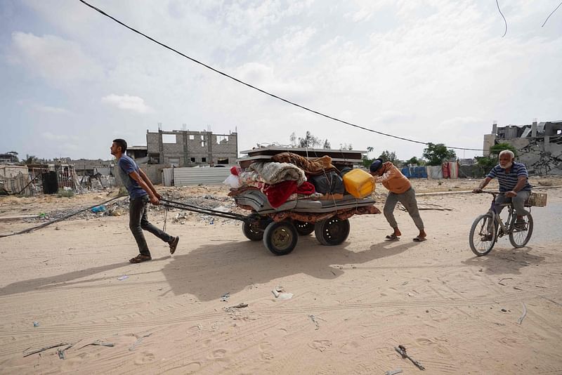 Palestinians fleeing Rafah with their belongings following renewed Israeli strikes in the city in the southern Gaza Strip arrive in Khan Yunis on 28 May, 2024, amid the ongoing conflict between Israel and the Palestinian Hamas militant group