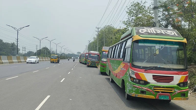 Jahangirnagar University students intercept 16 buses of Moumita Paribahan on 15 May, 2024