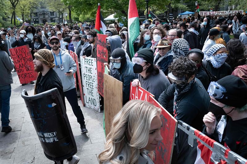 Activists at a pro-Palestinian encampment protesting the war in Gaza prepare for a clash with counter demonstrators on the campus of the University of Chicago on 3 May, 2024