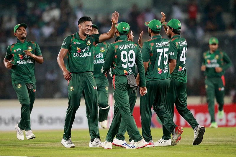 Bangladesh pacer Taskin Ahmed celebrate a wicket of Zimbabwe with team mates in a Twenty20 international in Dhaka on 10 May 2024.