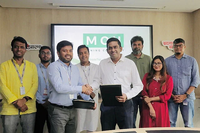 HappyTap Bangladesh Limited and Prothom Alo officials at the signing of the agreement. Dhaka, 14 May