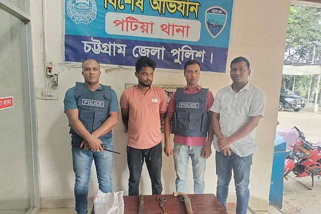 District detective branch and Patia thana police arrested 'teen gang' leader Partho Chowdhury alias Julo on 30 April from Bayezid Bostami in Chattogram city