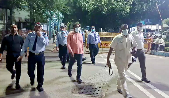 New Delhi, May 12 (ANI): Bomb Disposal Squad arrive at the GTB Hospital after it received a bomb hoax mail, in New Delhi on Sunday.