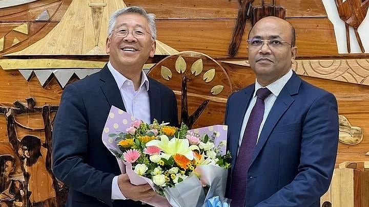 Khandker Masudul Alam, director general, North America wing at the foreign ministry welcomes Donald Lu at Hazrat Shahjalal International Airport, Dhaka, on 14 May, 2024