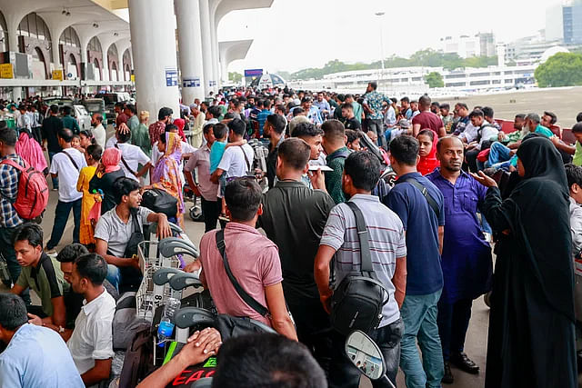 Thousands of people throng Dhaka's Hazrat Shah Jalal Airport to go to Malaysia even without tickets