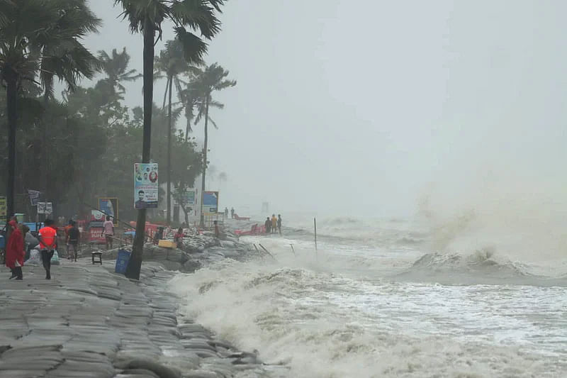 The sea near Kuakata remains tumultuous under the influence of the severe cyclone Remal on 26 May, 2024