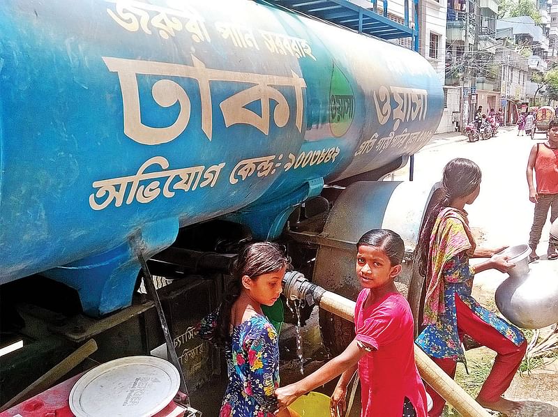 Children collect water from a mobile water tanker in Dhaka.