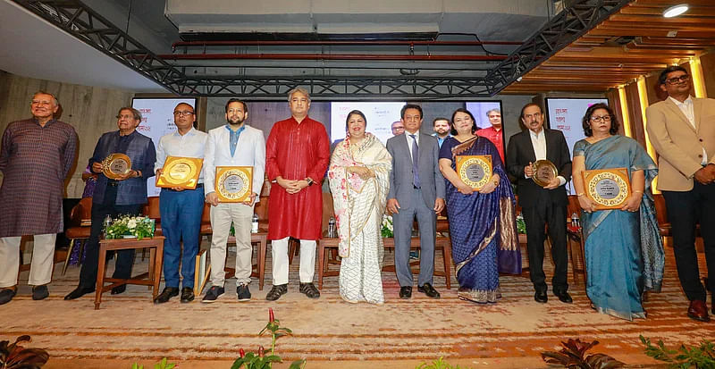 At the NOAB-Member Newspaper Award Ceremony (from left) The Daily Star editor Mahfuz Anam, Prothom Alo editor Matiur Rahman, Daily Purbanchal Dhaka bureau chief Asaduzzaman, Daily Azadi executive editor Shihab Malek, state minister for information Mohammad Ali Arafat, Jatiya Sangsad speaker Shirin Sharmin Chaudhury, NOAB president AK Azad, Sangbad board of director member Nihad Kabir, Manab Zamin editor-in-chief Motiur Rahman Chowdhury, Ittefaq editor Tasmima Hossain and Bonik Barta editor Dewan Hanif Mahmud. Photo taken at Gulshan Club, Dhaka on 1 June.