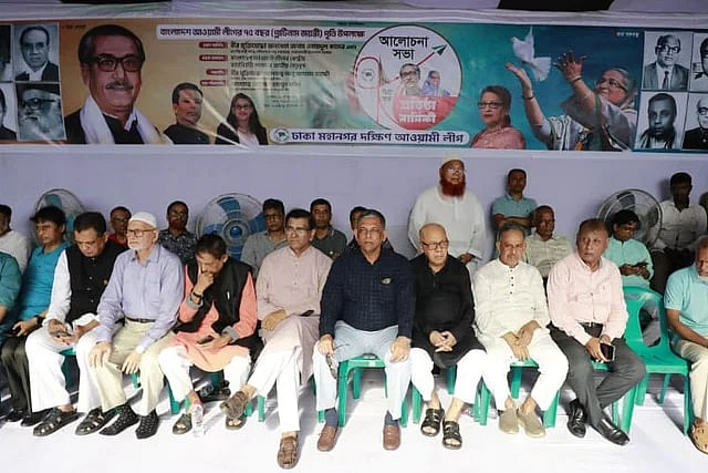 Awami League senior leaders at the 
stage of rally at Bangabandhu Avenue on 29 June.